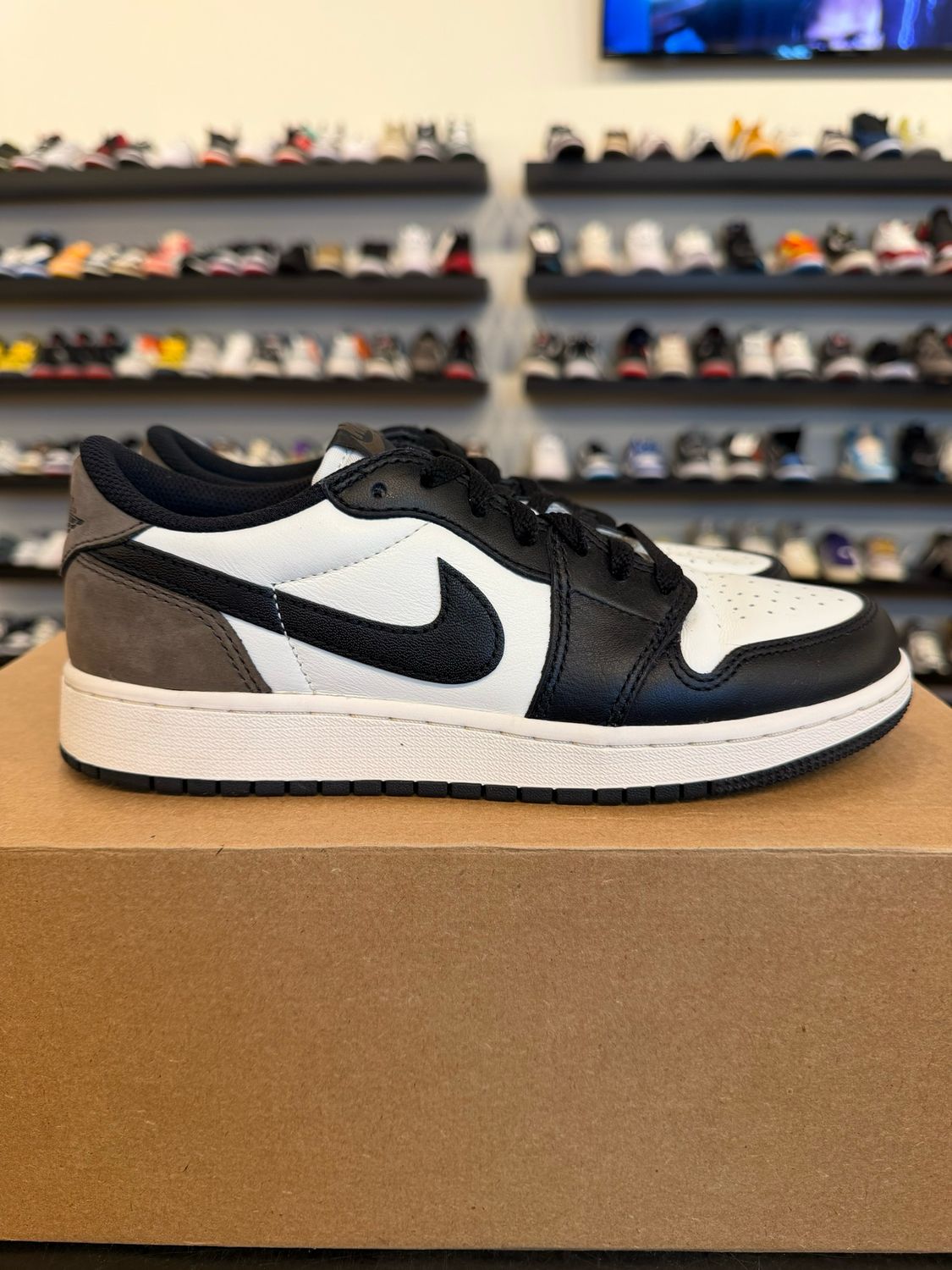 Jordan 1 Low Mocha Size 5.5Y (7W) Pre-Owned (No Box)