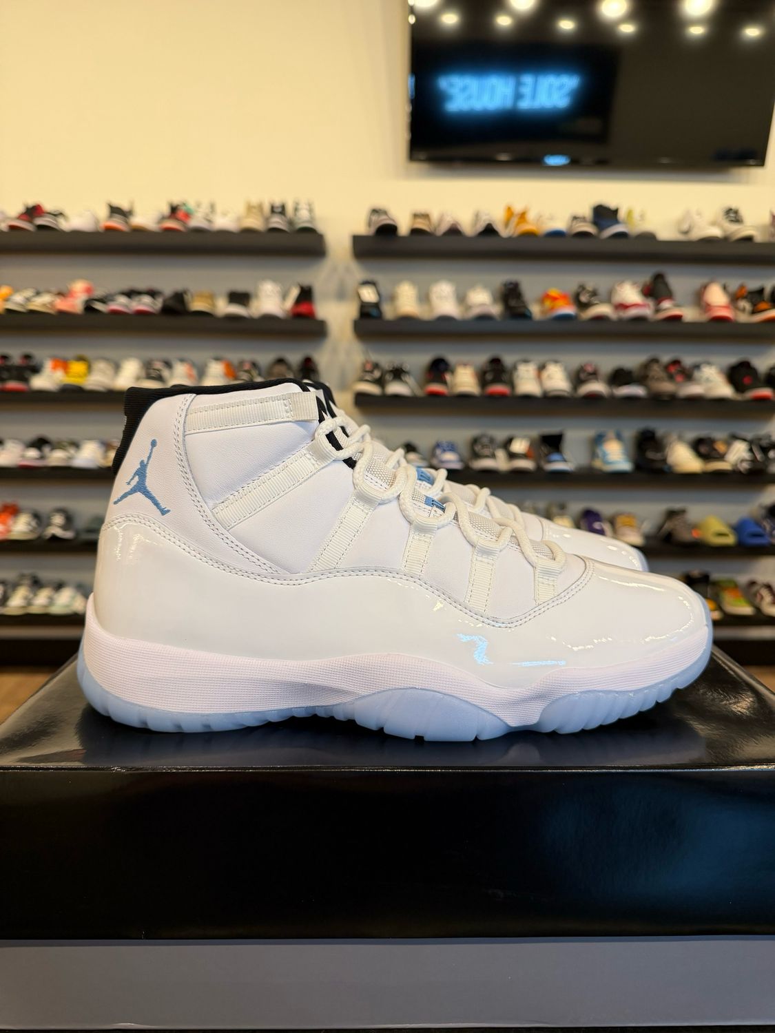 Jordan 11 Legend Blue 2024 Size 12 Pre-Owned