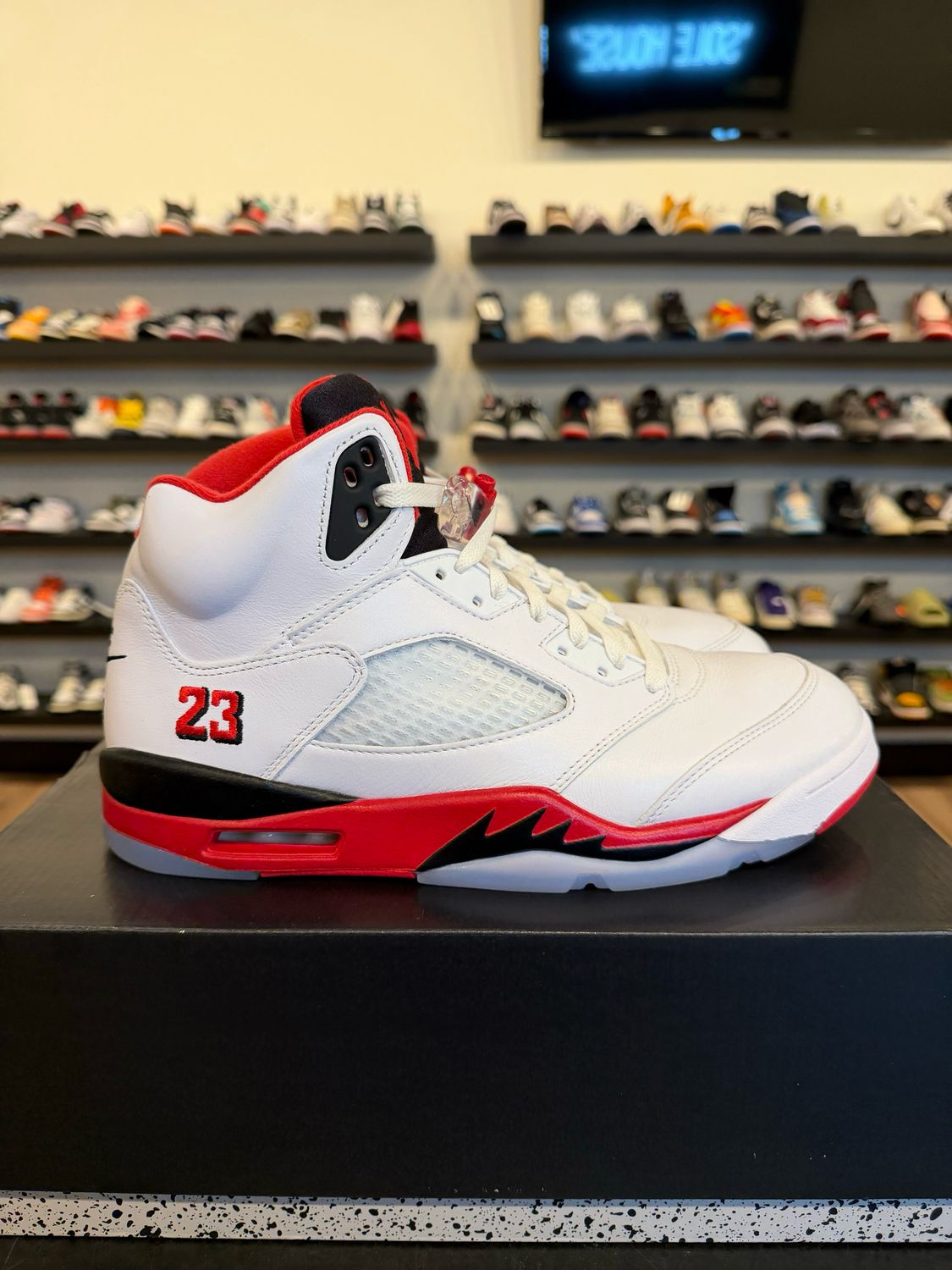 Jordan 5 Fire Red 2025 Size 11 Pre-Owned