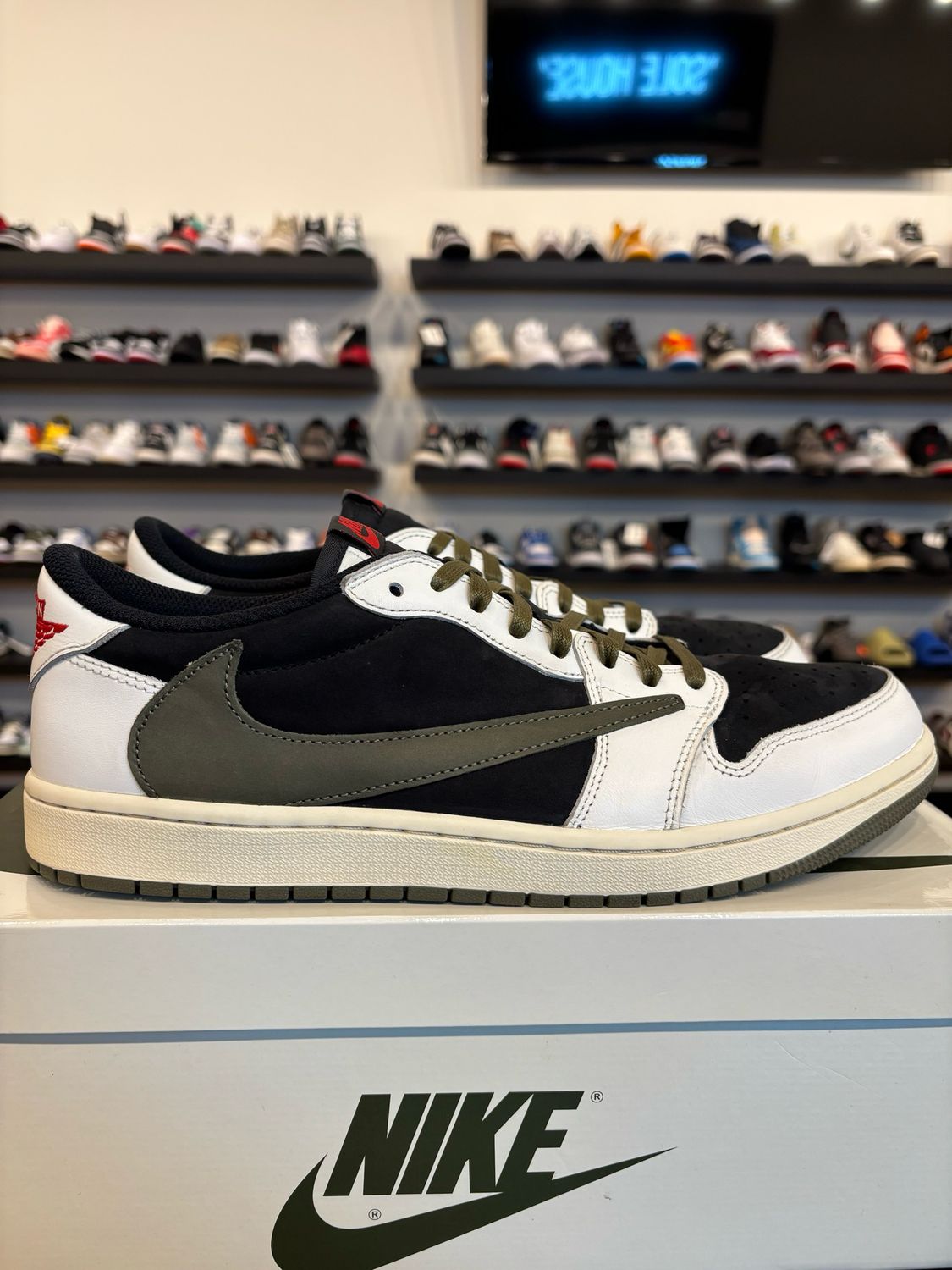 Jordan 1 Low Travis Scott Olive Size 11.5 (13W) Pre-Owned