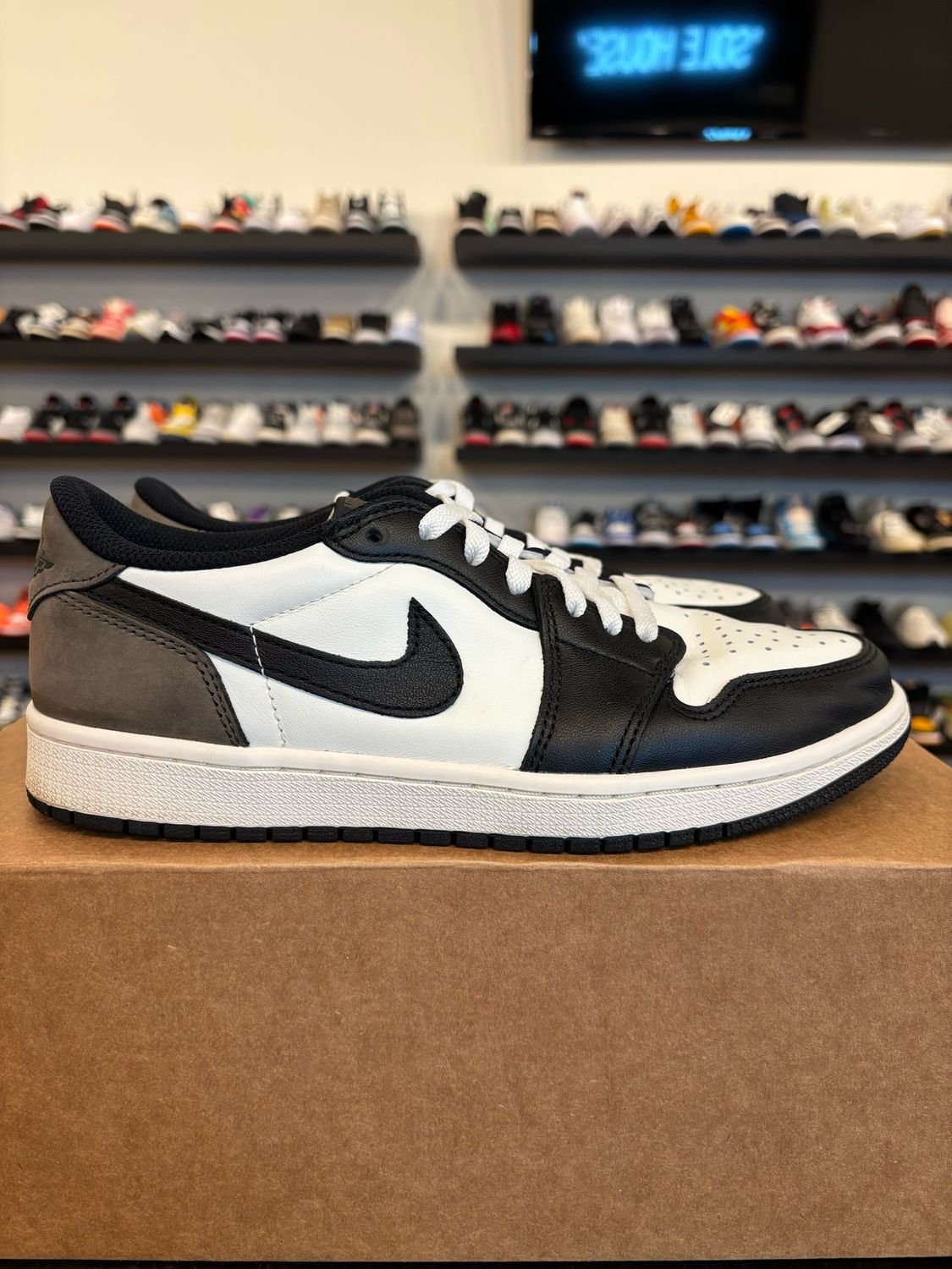 Jordan 1 Low Mocha Size 8.5 Pre-Owned (No Box)