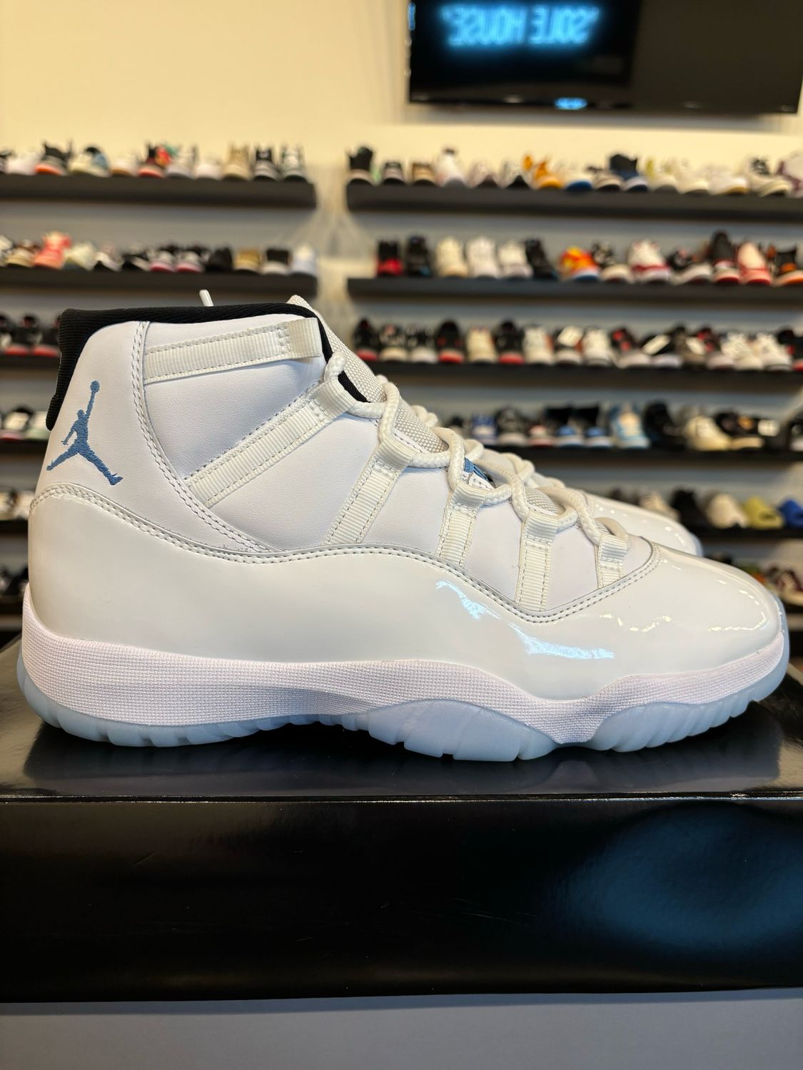 Jordan 11 Legend Blue 2024 Size 10.5 Pre-Owned