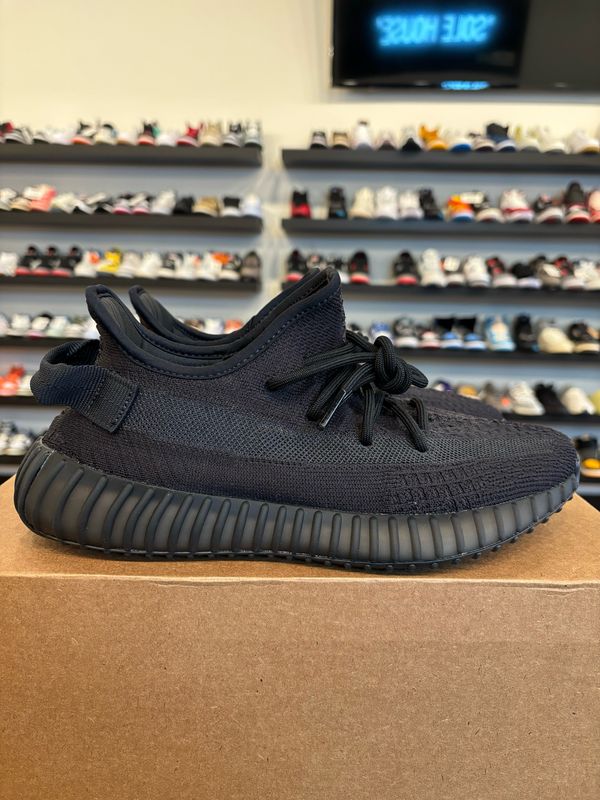 Yeezy 350 V2 Onyx Size 8 Pre-Owned (No Box)