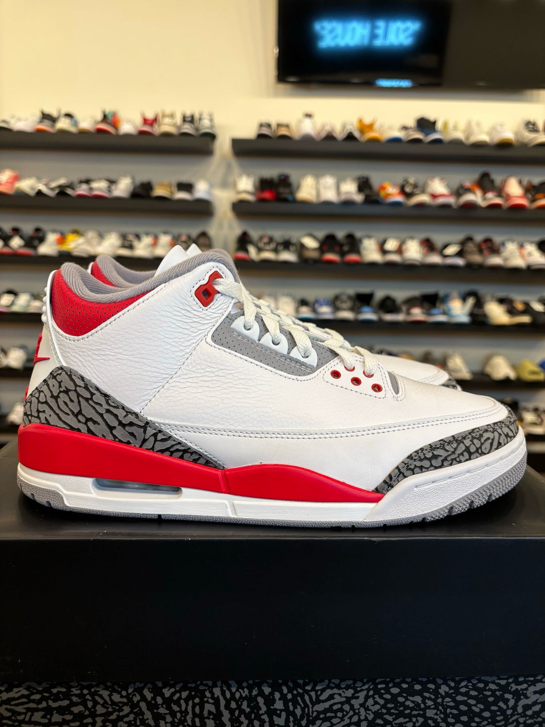 Jordan 3 Fire Red 2022 Size 9.5 Pre-Owned