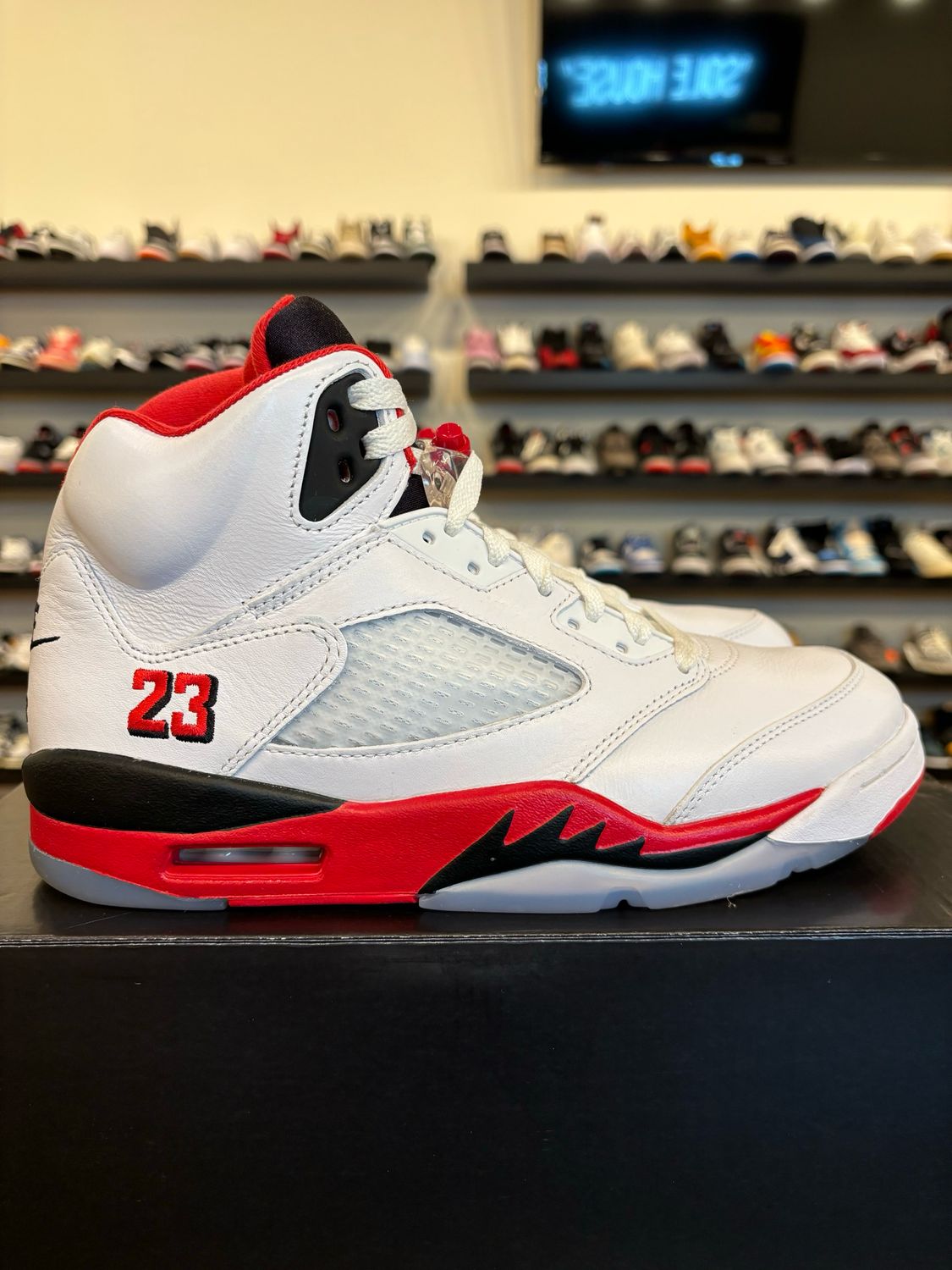 Jordan 5 Fire Red 2025 Size 9 Pre-Owned