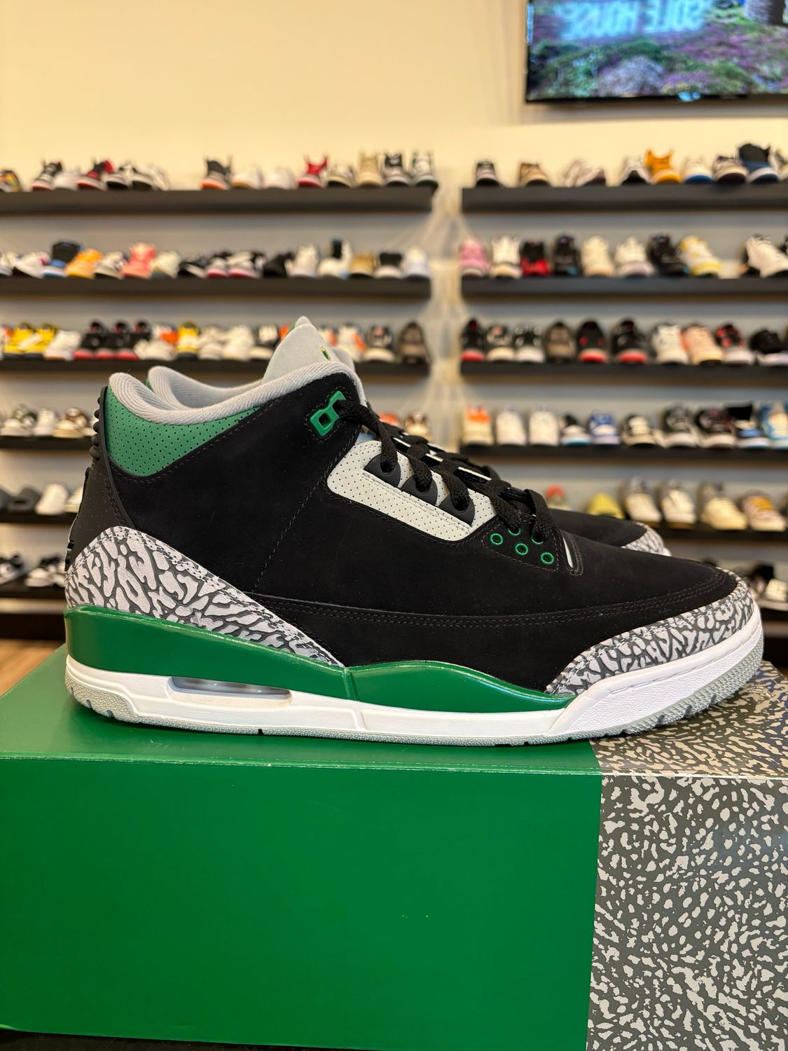 Jordan 3 Pine Green Size 12 Pre-Owned