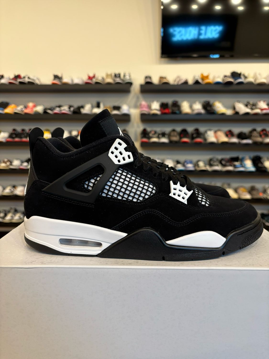 Jordan 4 White Thunder Size 10 Pre-Owned