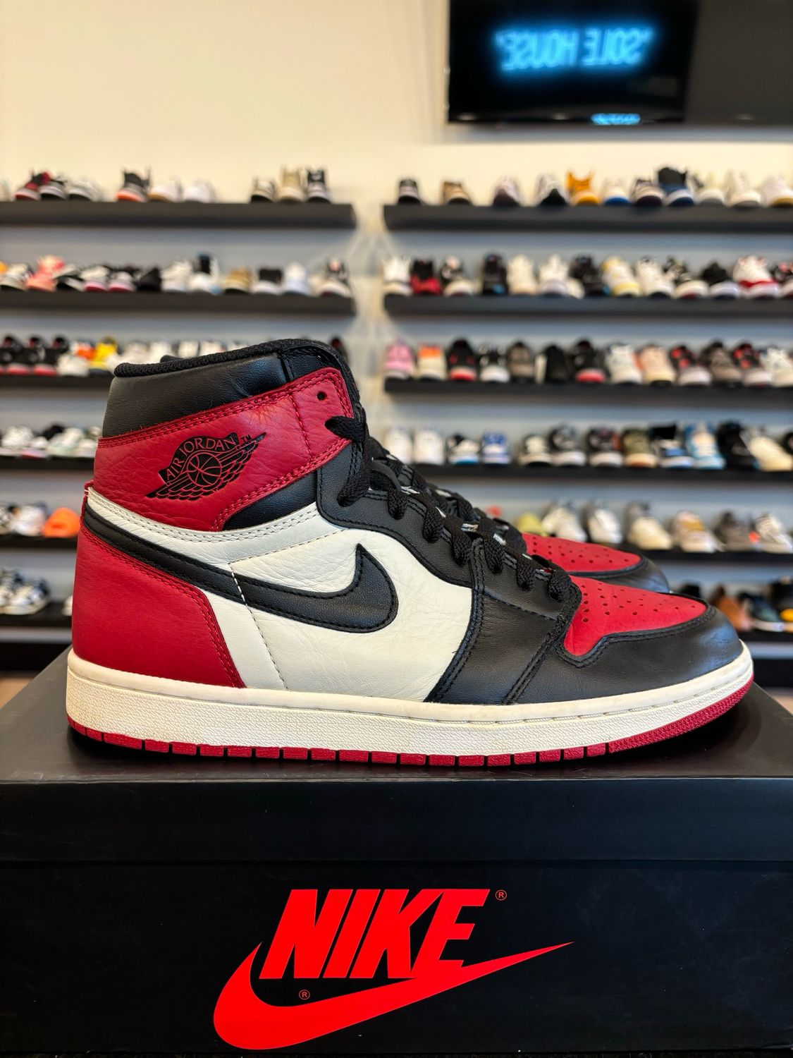 Jordan 1 Bred Toe 2018 Size 8.5 Pre-Owned