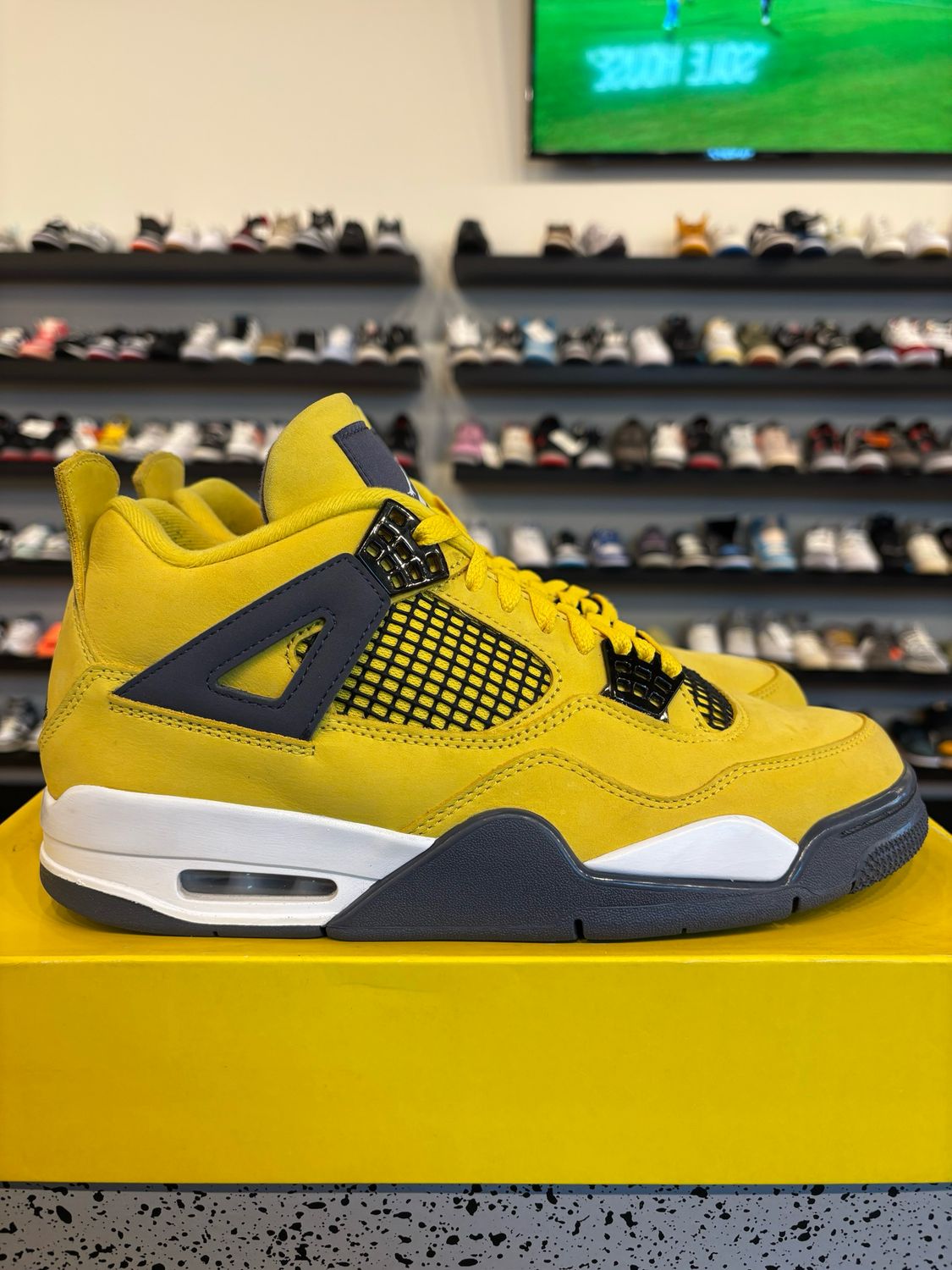 Jordan 4 Lightning Size 9 Pre-Owned