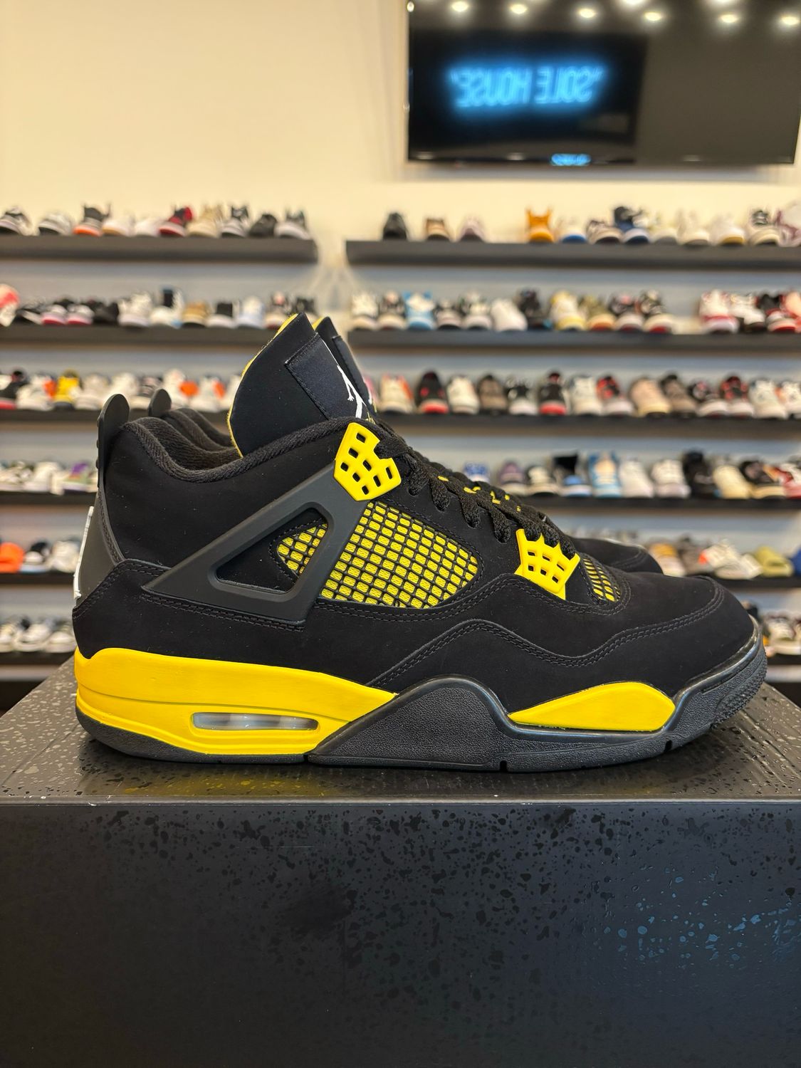 Jordan 4 Yellow Thunder Size 10.5 Pre-Owned