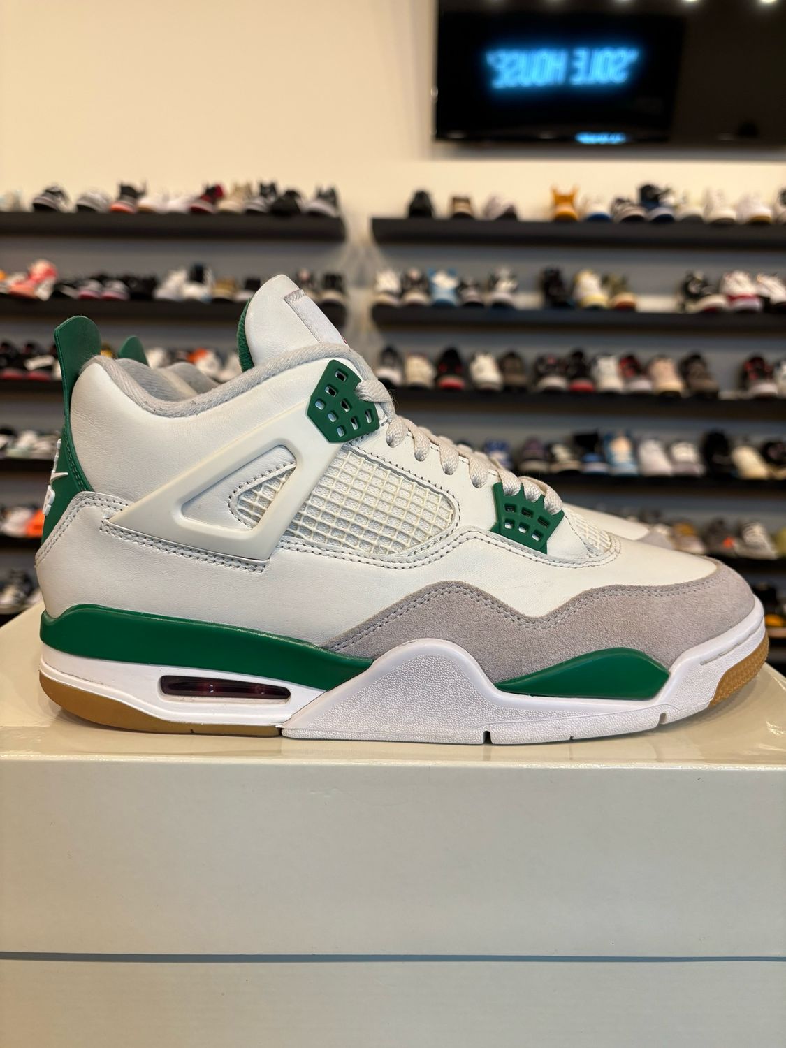 Jordan 4 SB Pine Green Size 9.5 Pre-Owned