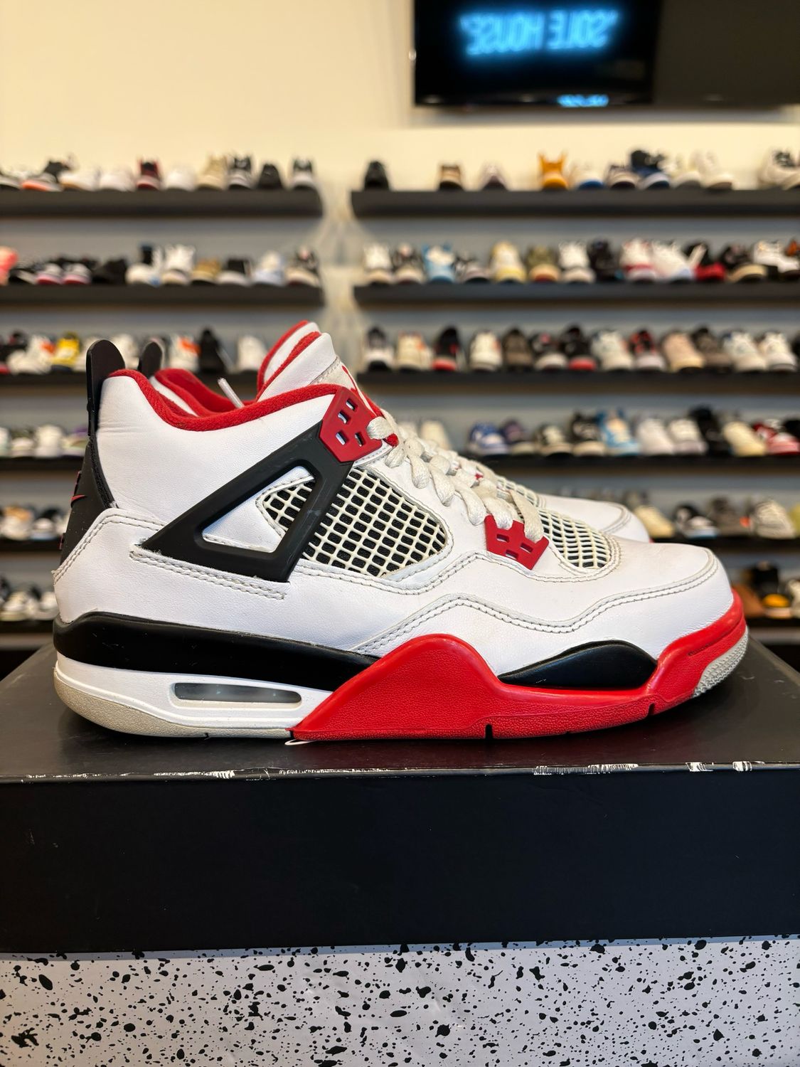 Jordan 4 Fire Red Size 6.5Y (8W) Pre-Owned