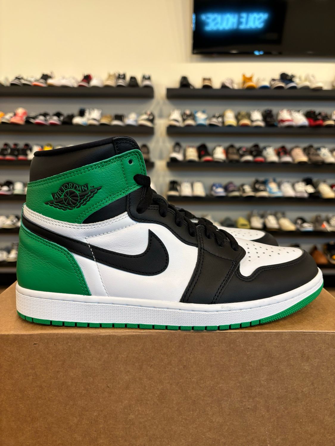 Jordan 1 Lucky Green Size 10.5 Pre-Owned (No Box)