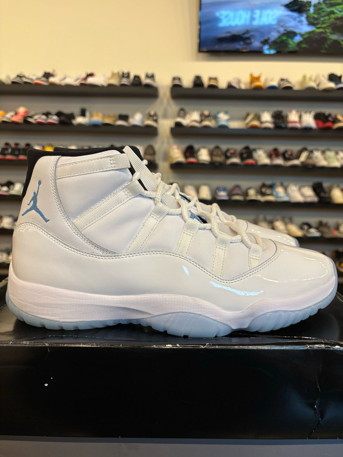 Jordan 11 Legend Blue 2024 Size 12 Pre-Owned