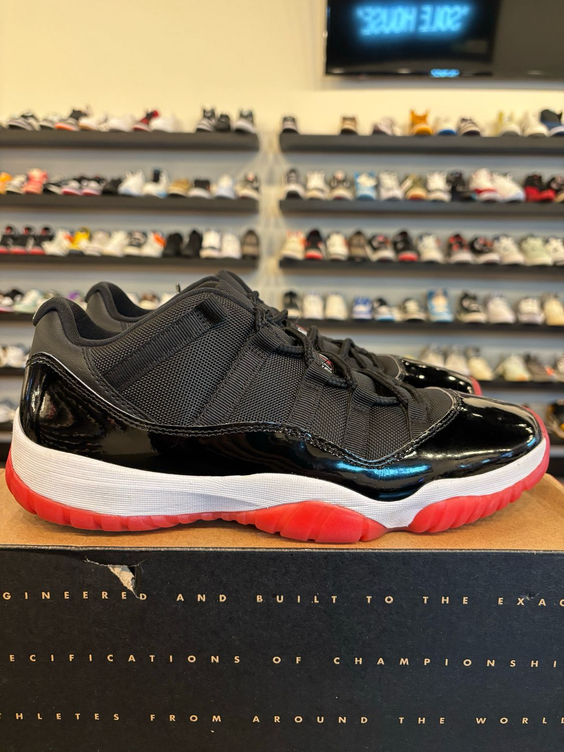 Jordan 11 Low Bred Size 11 Pre-Owned