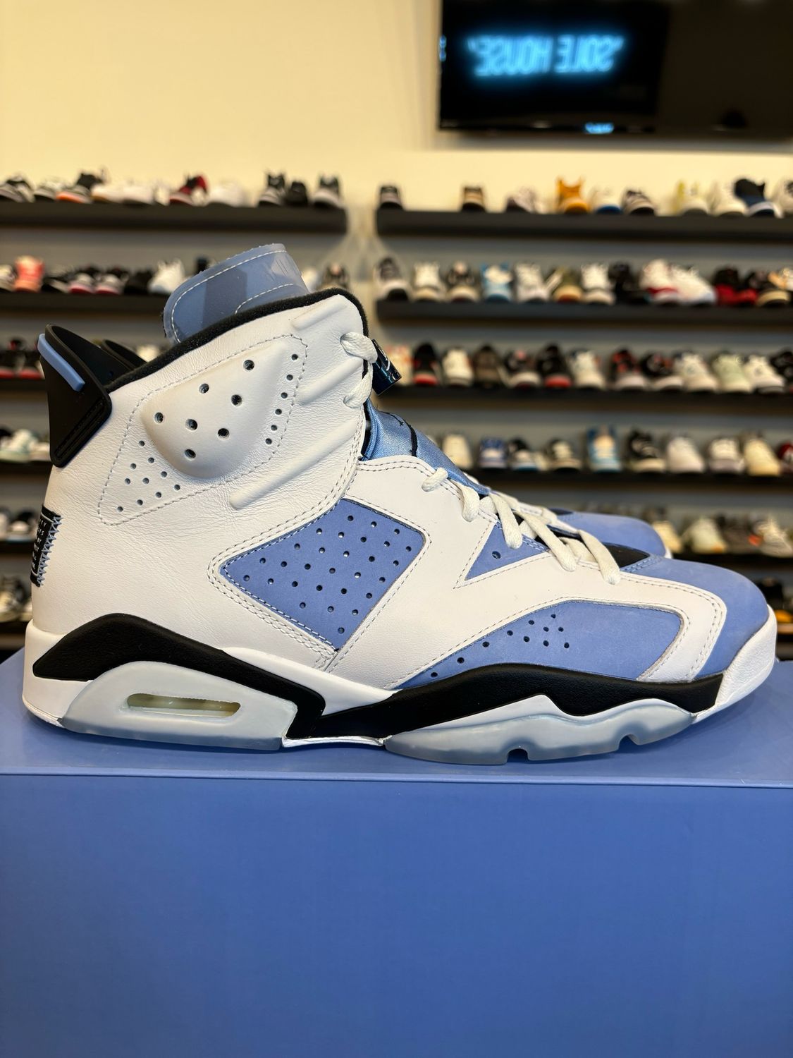 Jordan 6 University Blue Size 11 Pre-Owned
