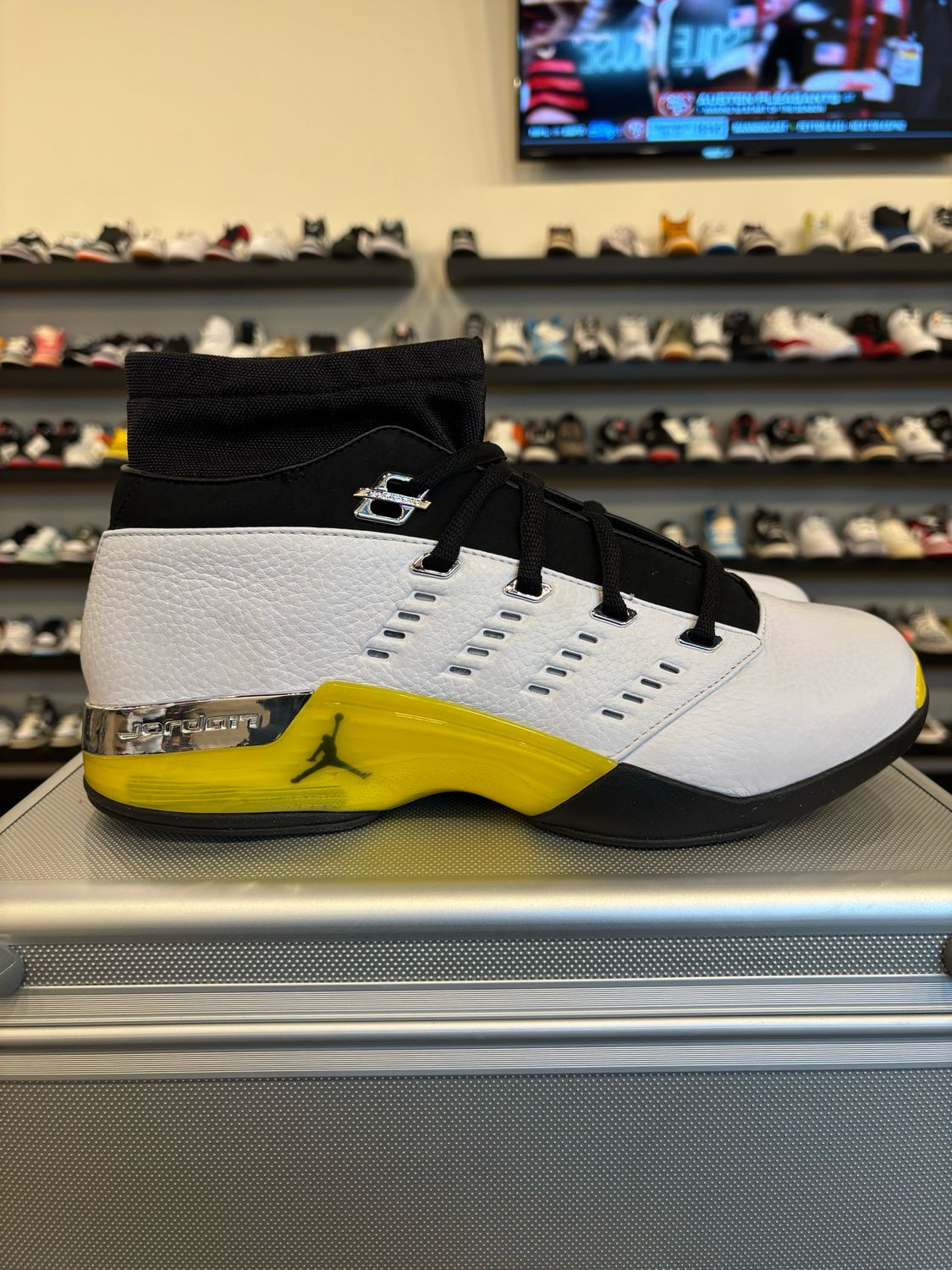 Jordan 17 Lightning Size 12 Pre-Owned