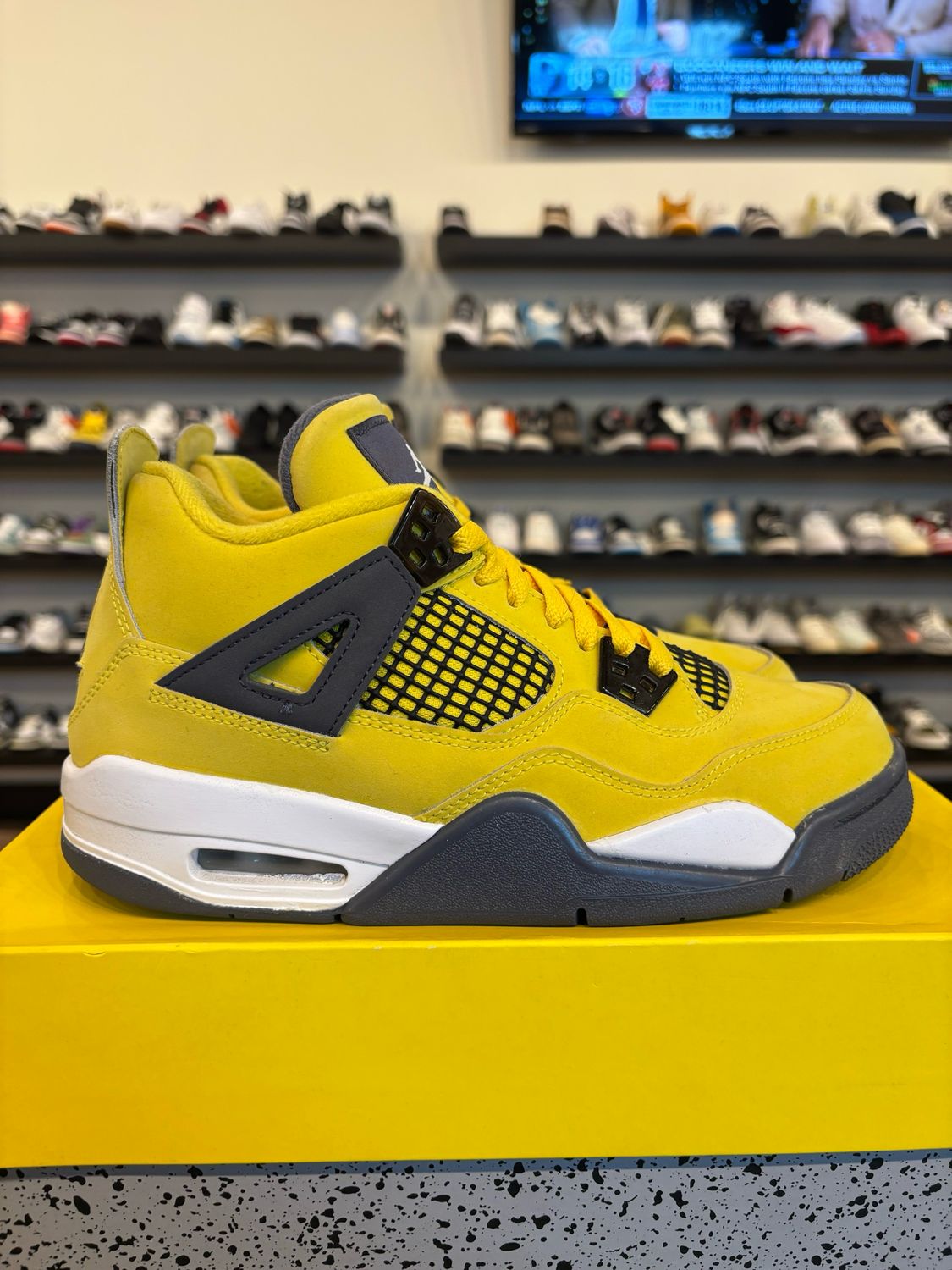 Jordan 4 Lightning Size 6Y (7.5W) Pre-Owned