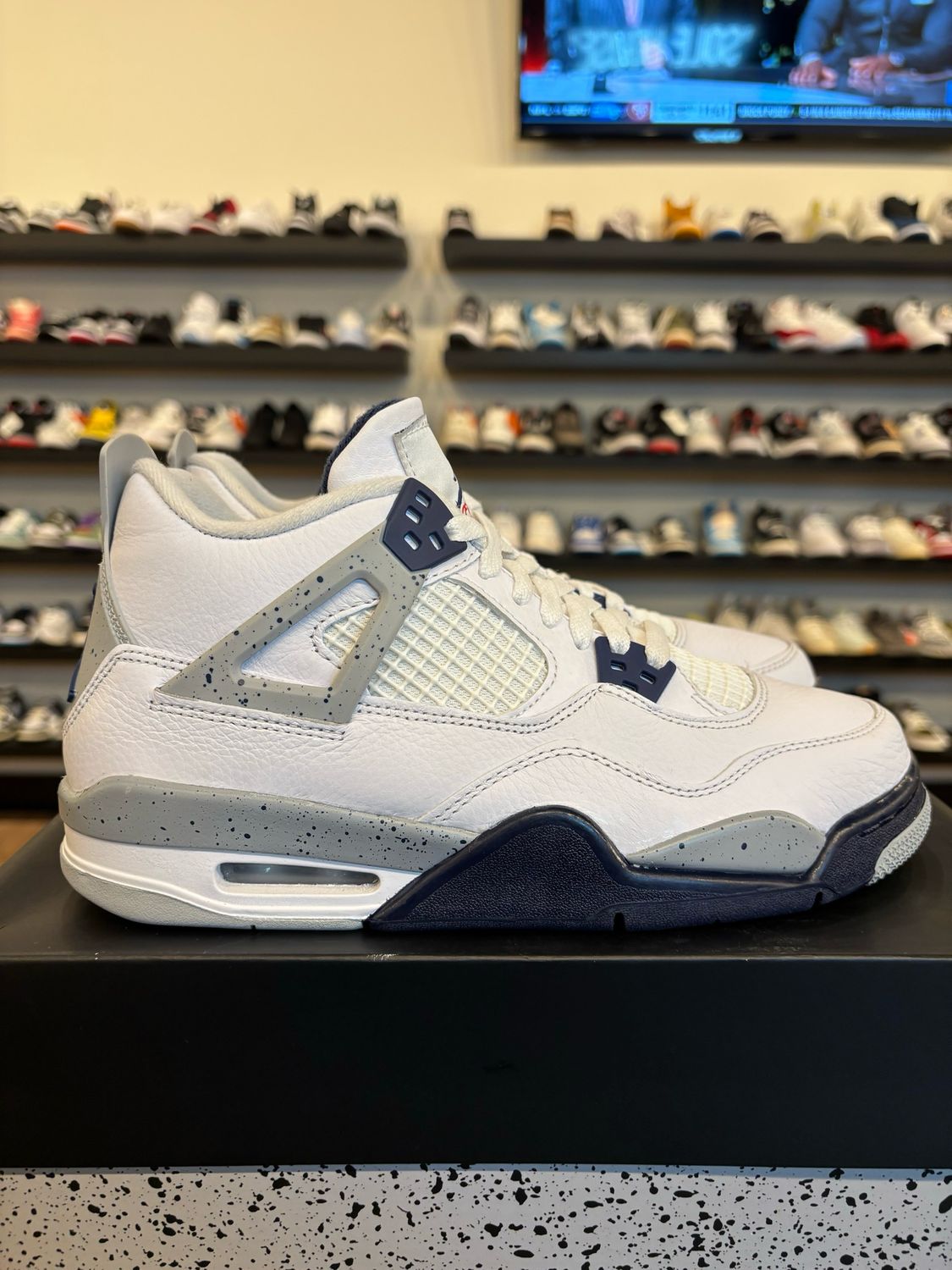 Jordan 4 Midnight Navy Size 7Y (8.5W) Pre-Owned