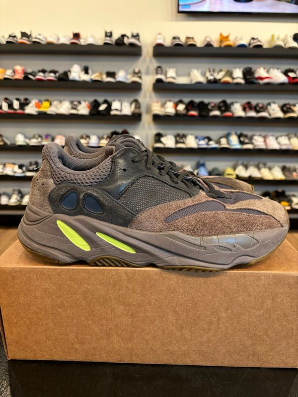 Yeezy 700 Mauve Size 12 Pre-Owned (No Box)