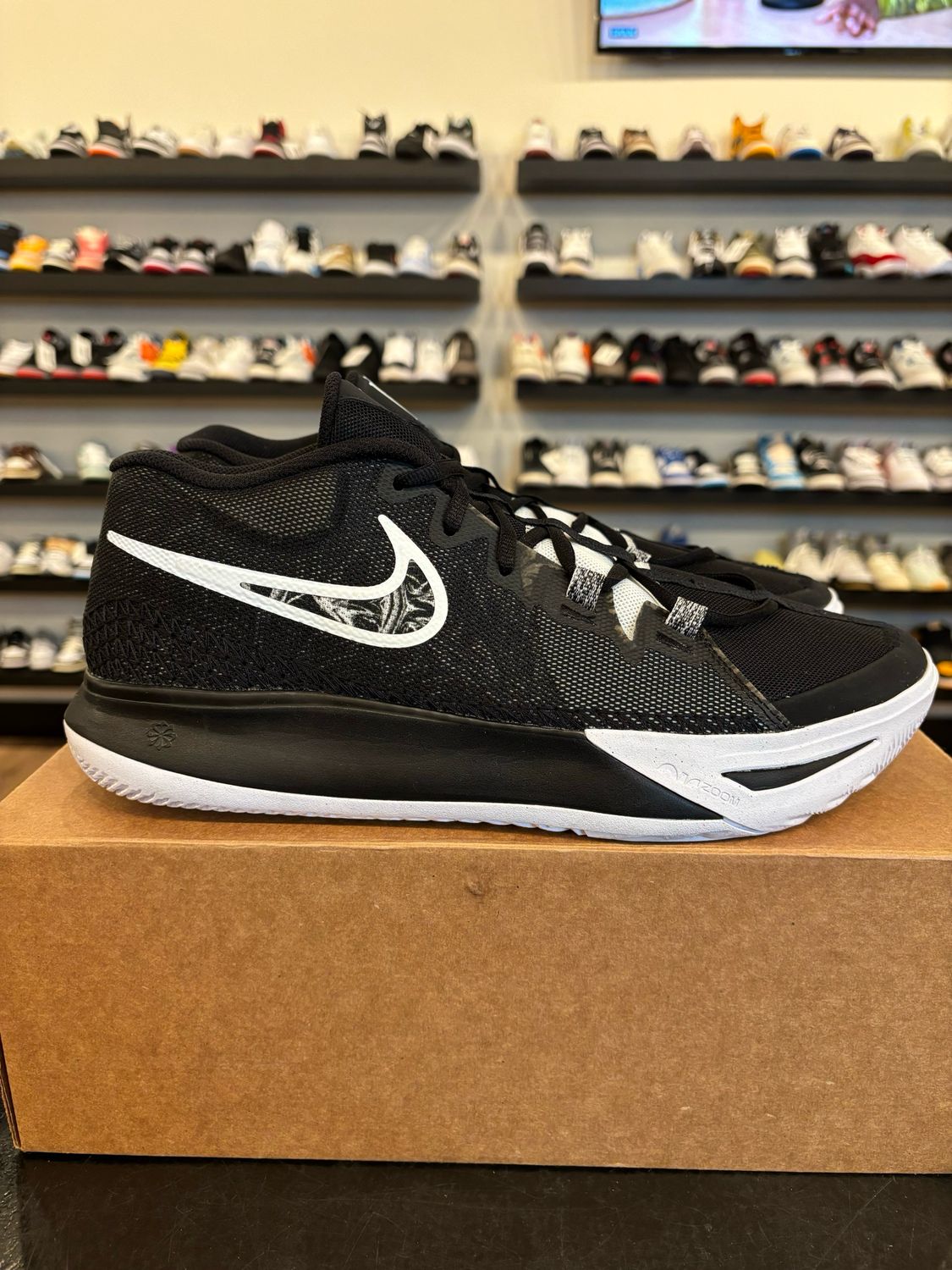 Nike Kyrie Flytrap 6 White Black Size 12 Pre-Owned (No Box)