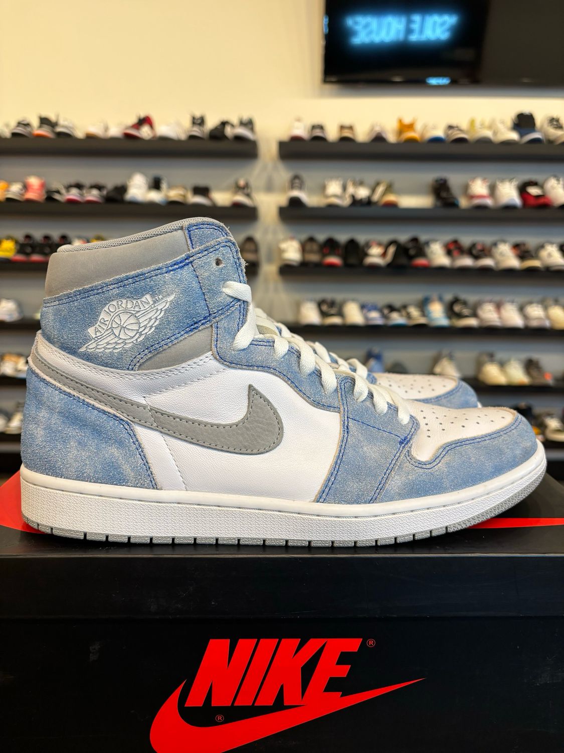 Jordan 1 Hyper Royal Size 11 Pre-Owned