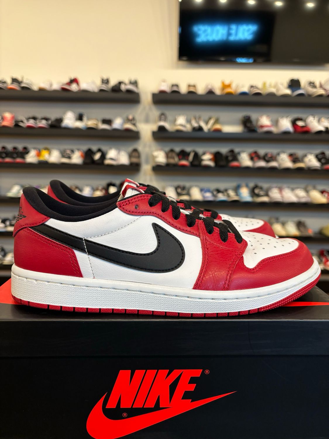 Jordan 1 Low Chicago 2025 Size 8.5 Pre-Owned