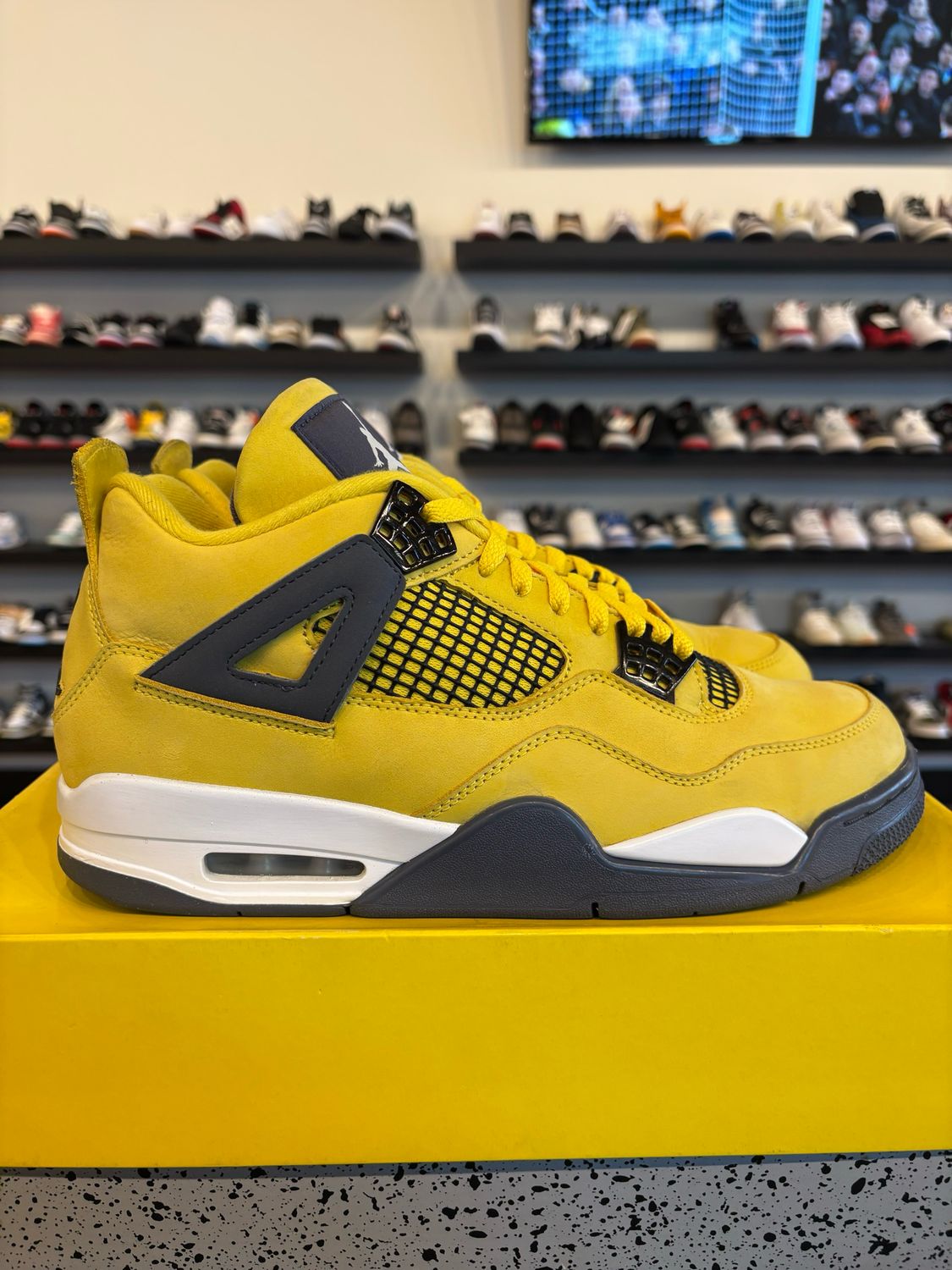 Jordan 4 Lightning Size 10.5 Pre-Owned