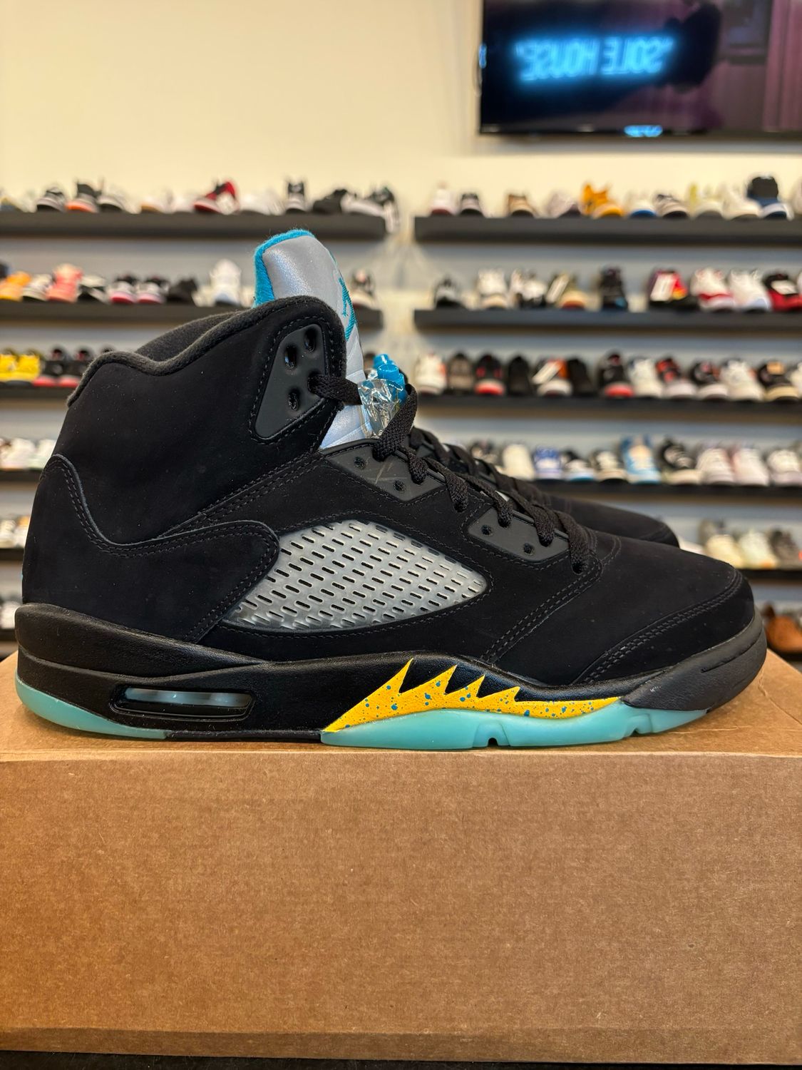 Jordan 5 Black Aqua Size 10.5 Pre-Owned (No Box)