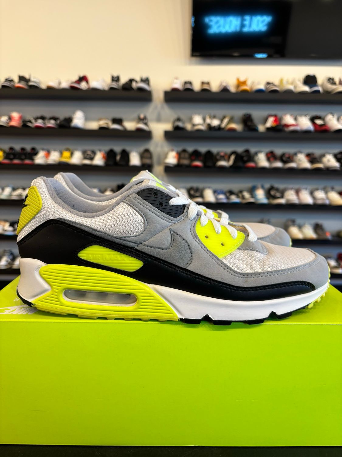 Nike Air Max 90 Volt 2020 Size 11.5 Pre-Owned