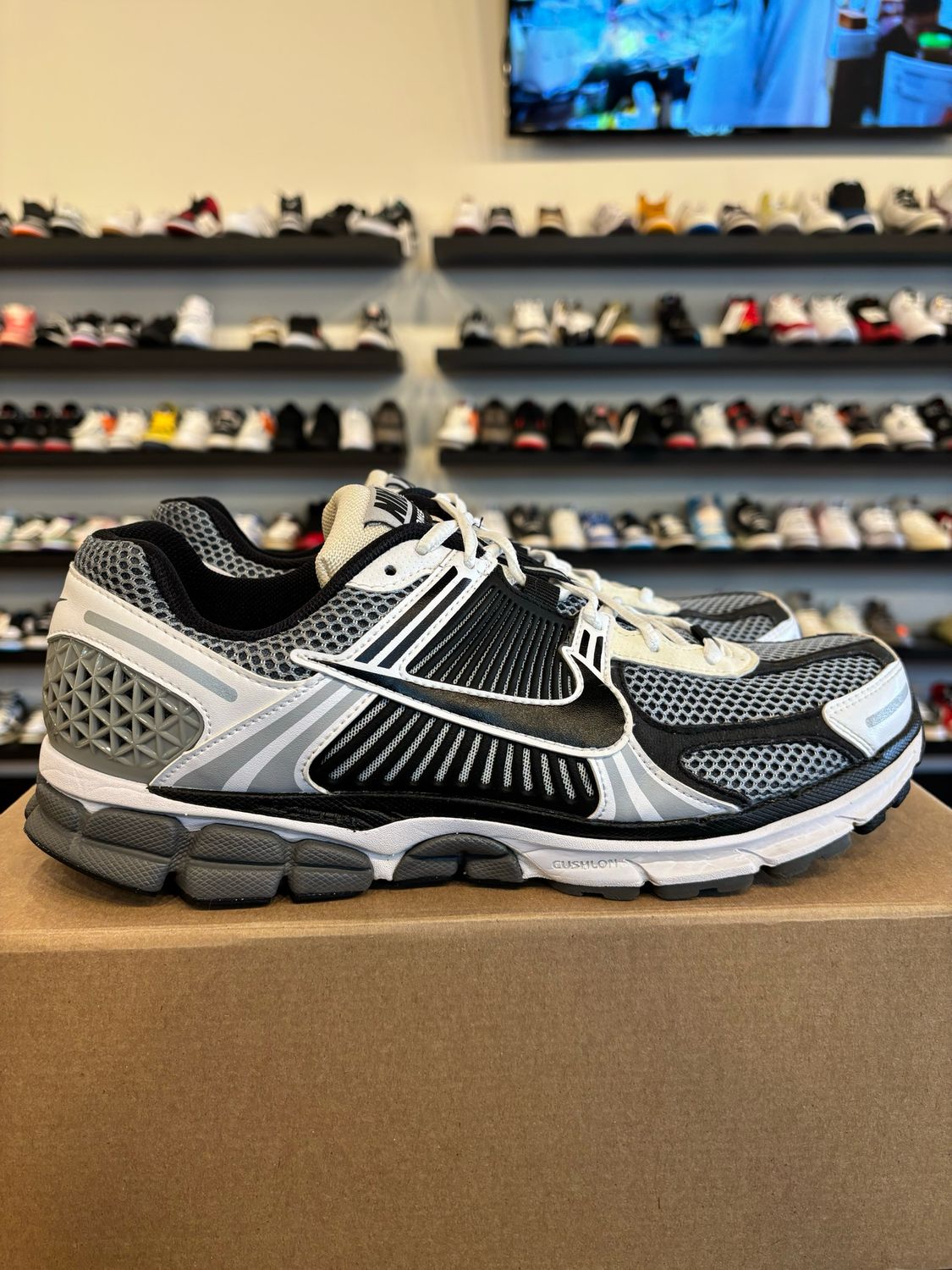 Nike Vomero 5 White Black Size 10.5 Pre-Owned (No Box)