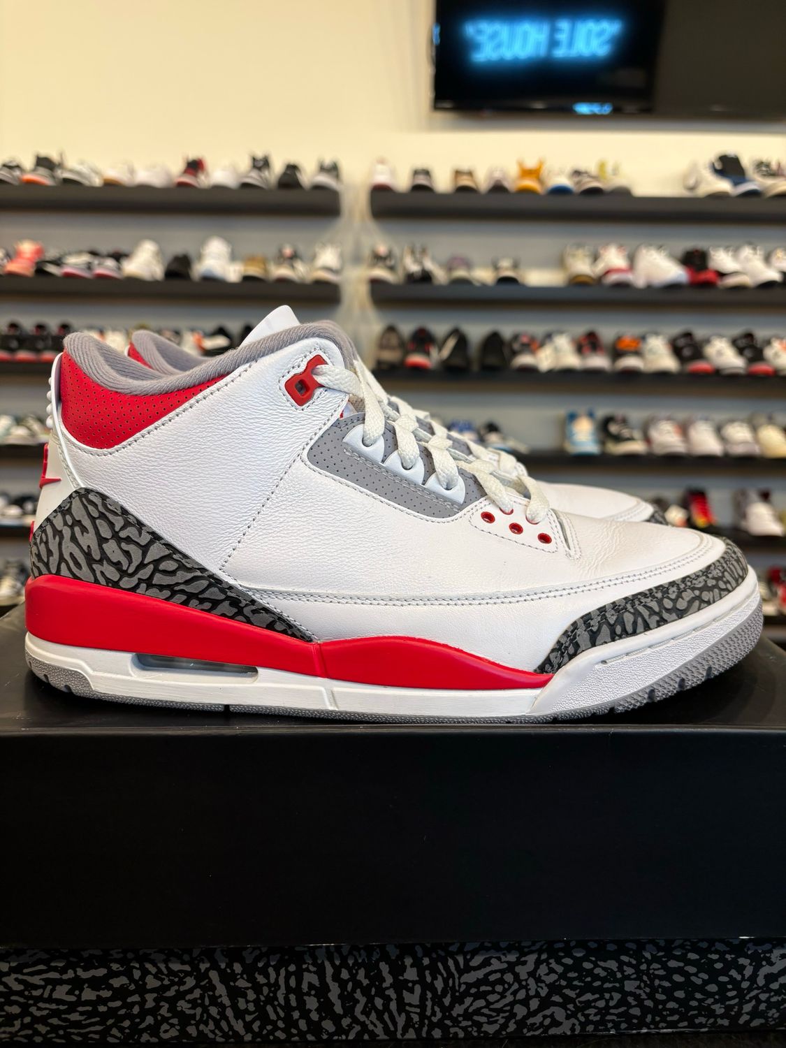 Jordan 3 Fire Red 2022 Size 10 Pre-Owned