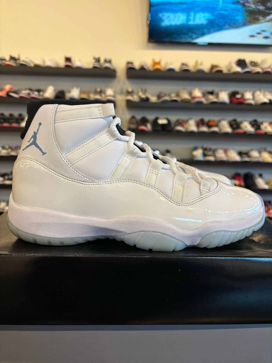 Jordan 11 Legend Blue 2024 Size 8 Pre-Owned