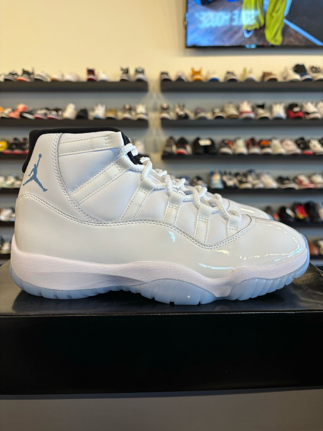 Jordan 11 Legend Blue 2024 Size 8.5 Brand New