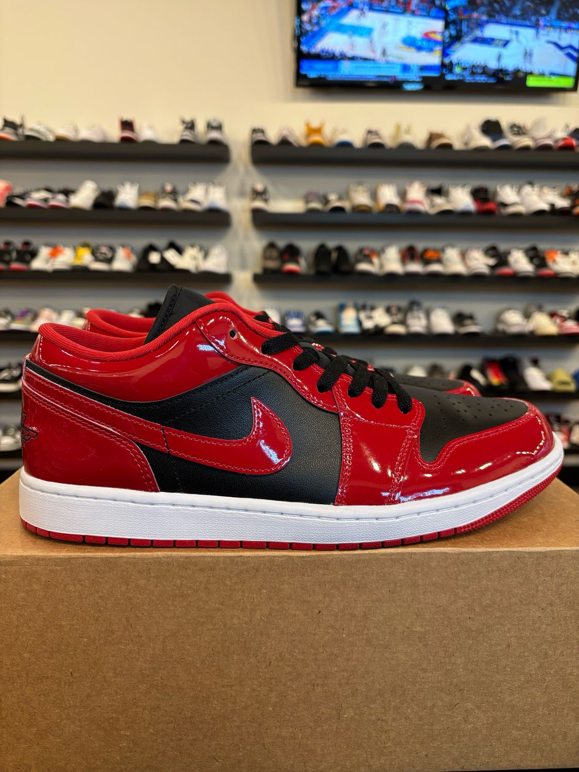 Jordan 1 Low Patent Bred Size 11 Pre-Owned (No Box)