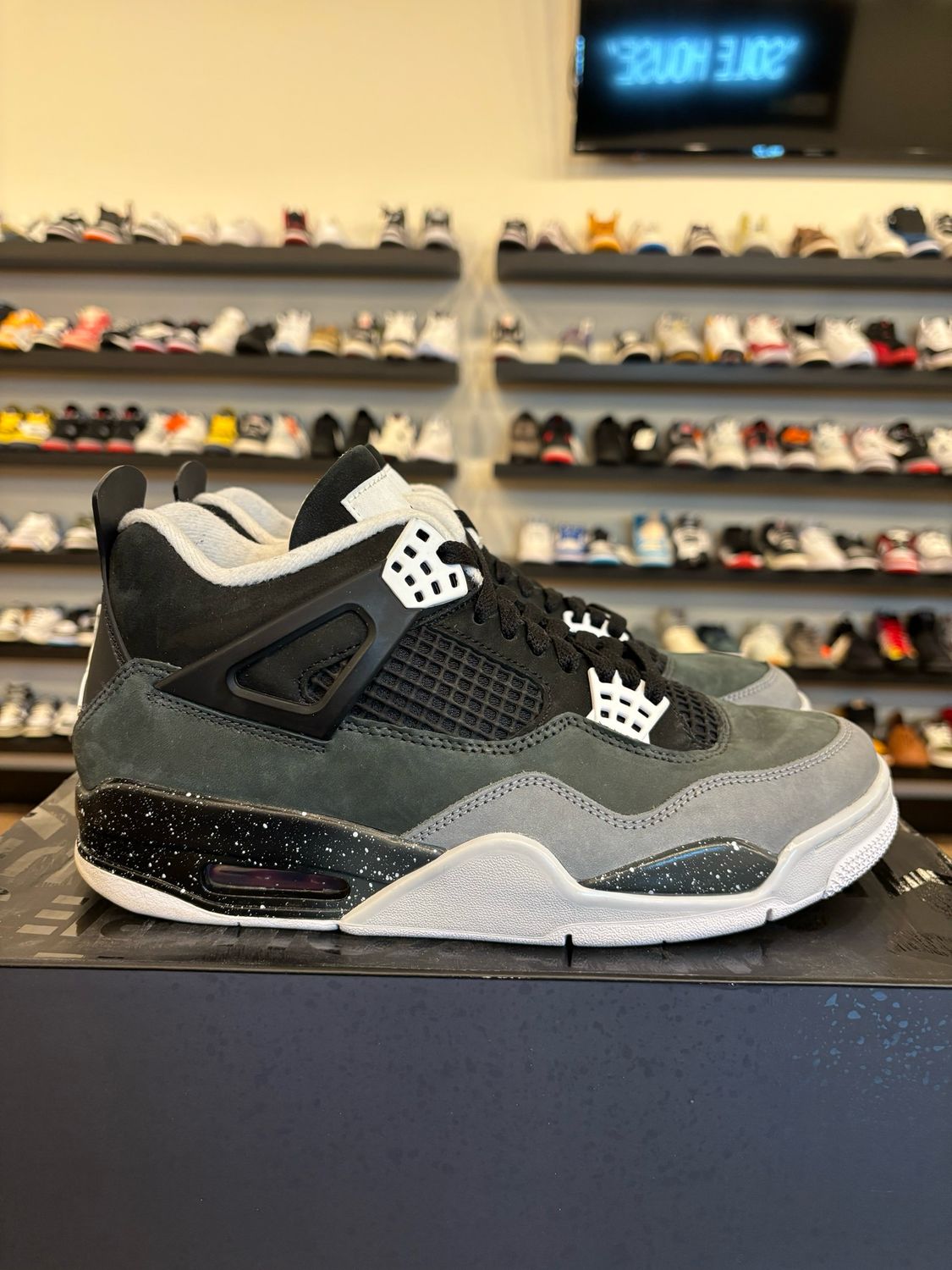 Jordan 4 Fear Size 9.5 Pre-Owned