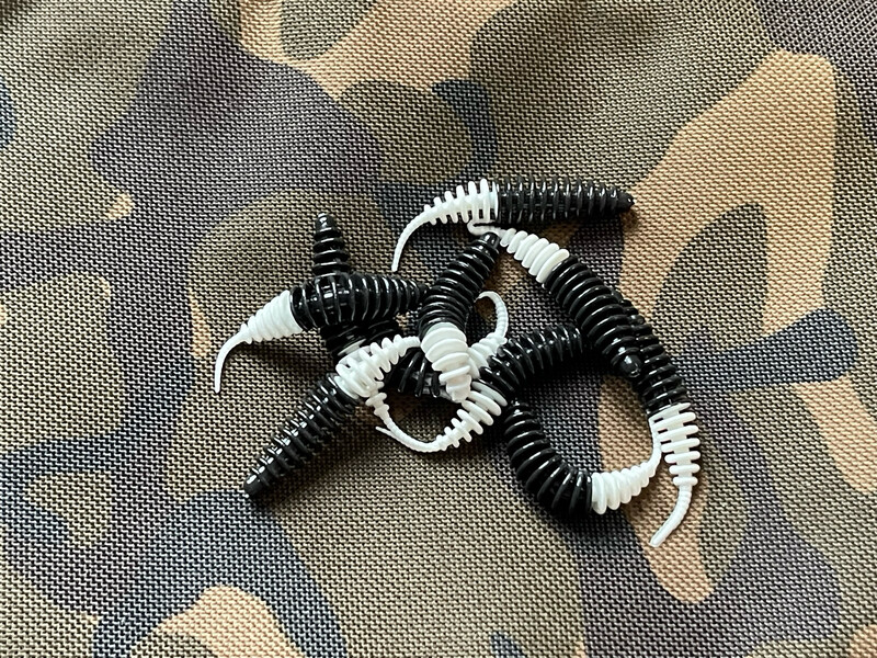 UL Troutworm 50mm Schwarz Weiß
