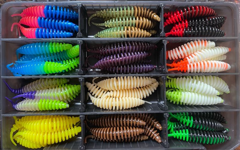 Troutwormbox 65mm, 60 Troutworm in 12 verschiedenen Farben á5 Köder + 5 passende Haken von VMC mit einer Tungestenperle 3,5mm