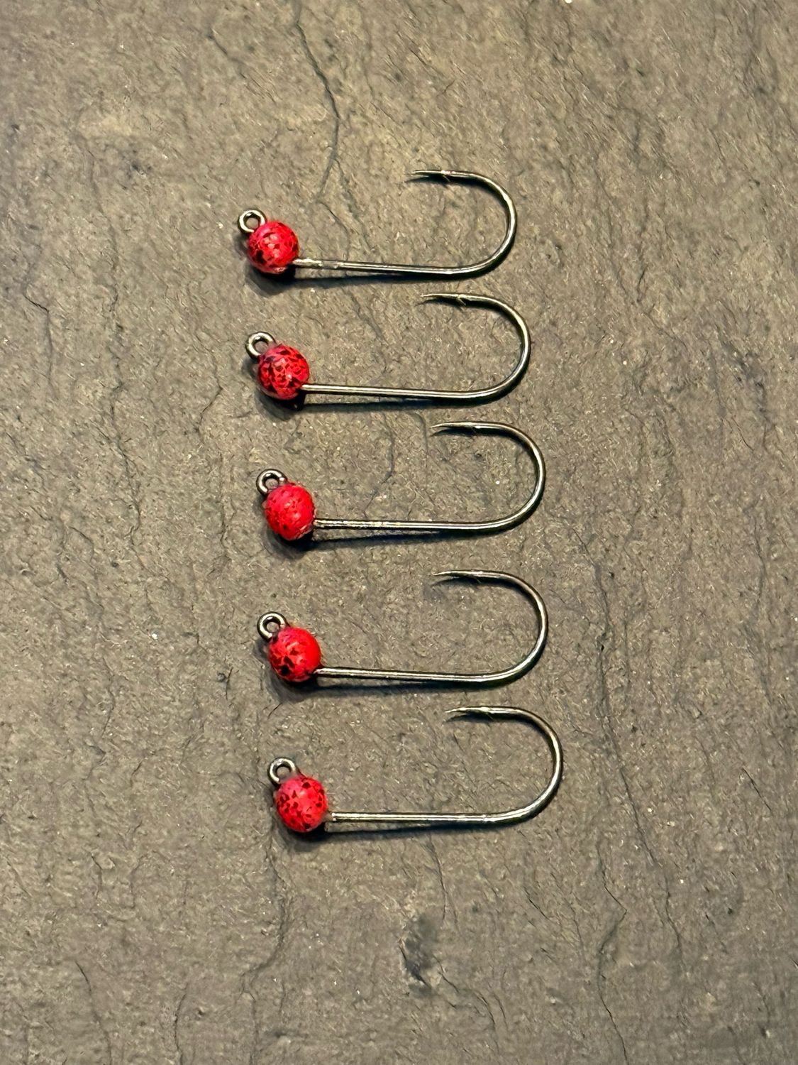 UL Jigs VMC 4er 4mm Tungsten. Farbe: Rot-Schwarz