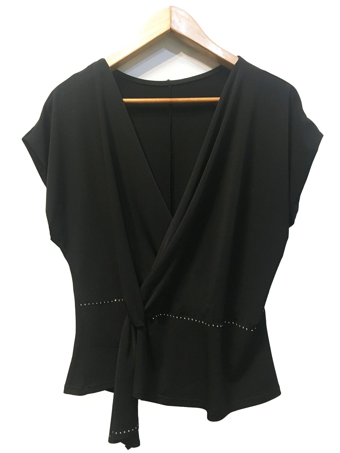 remera cruzada ITY, color: negro, terminación: lisa