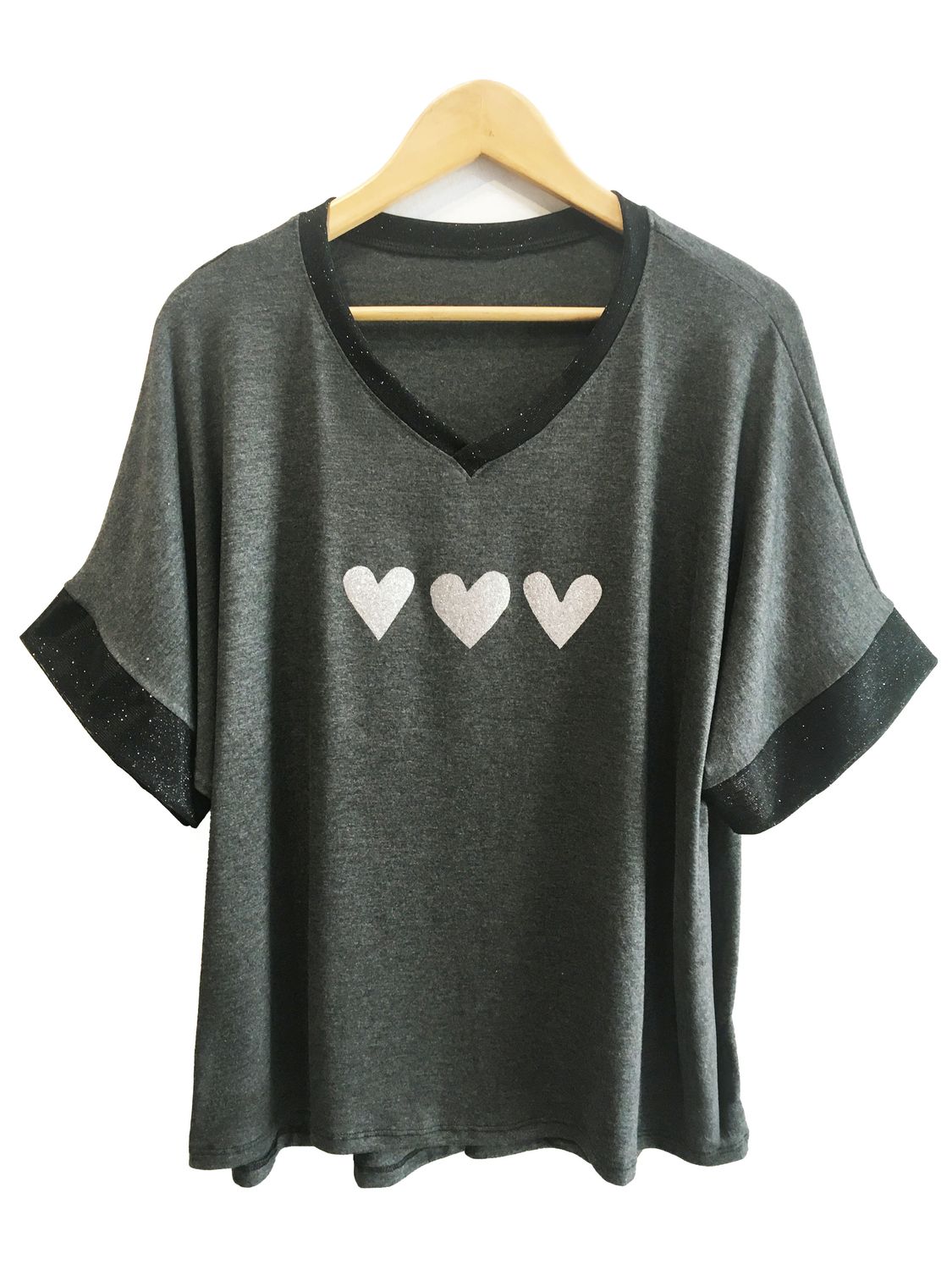remera V cuello lurex, 3 corazones