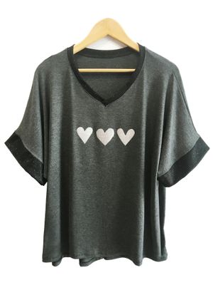 remera V cuello lurex, 3 corazones