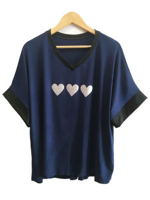 remera V cuello lurex, 3 corazones
