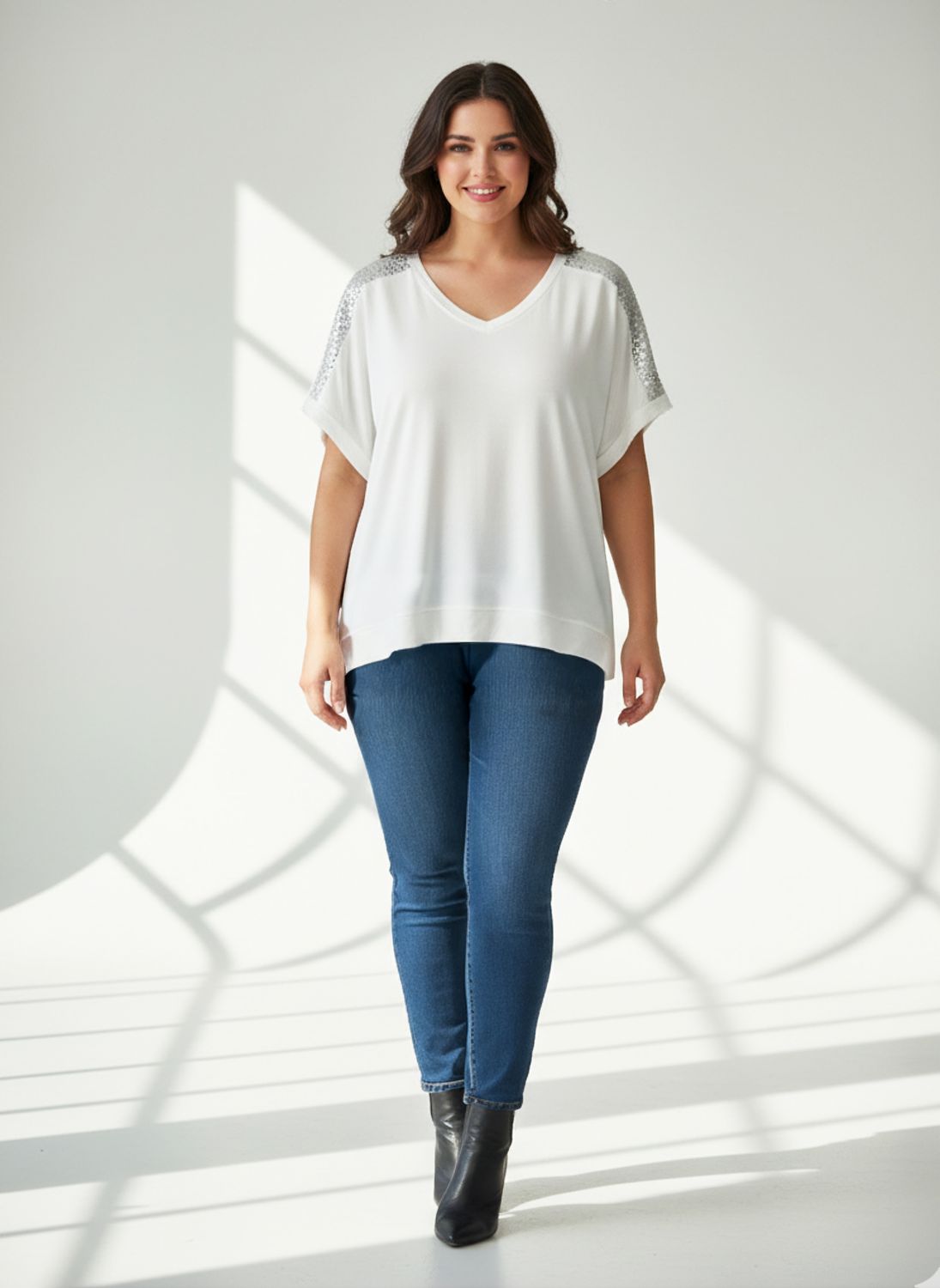 remera V oversize hombro lentejuelas