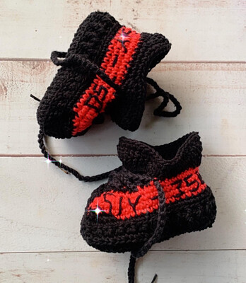 Yeezy Negro &amp; Rojo 