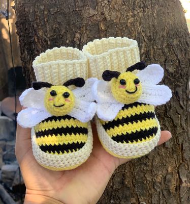 Bee crochet baby booties
