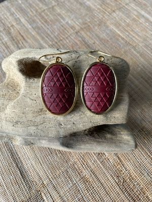 Koru Inspired Maroon Gold Triangle Pattern