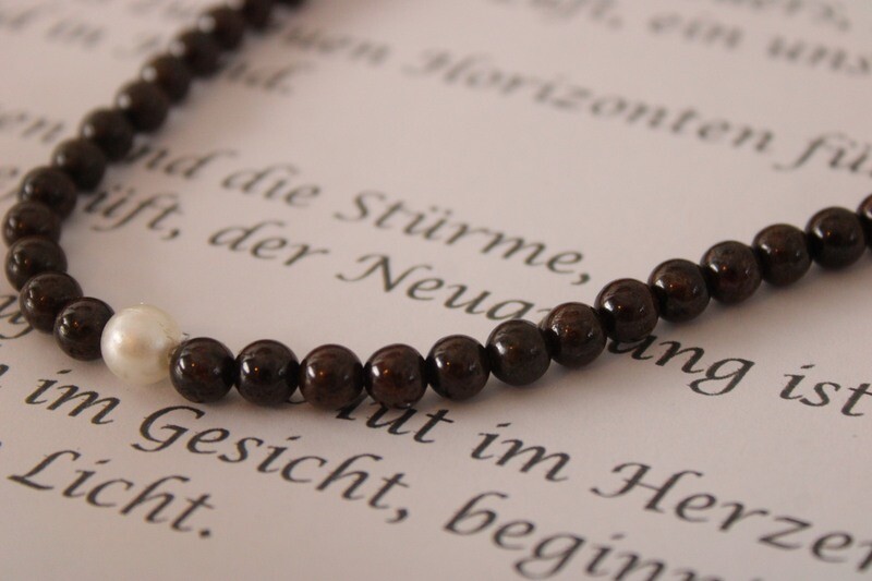 "Granat"-Edelstein Kette