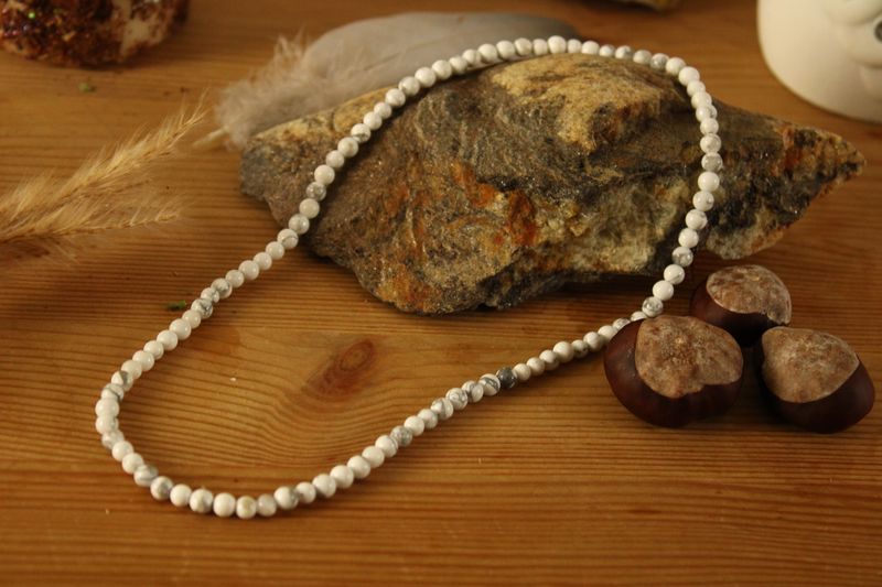 "Howlith"-Edelstein Kette