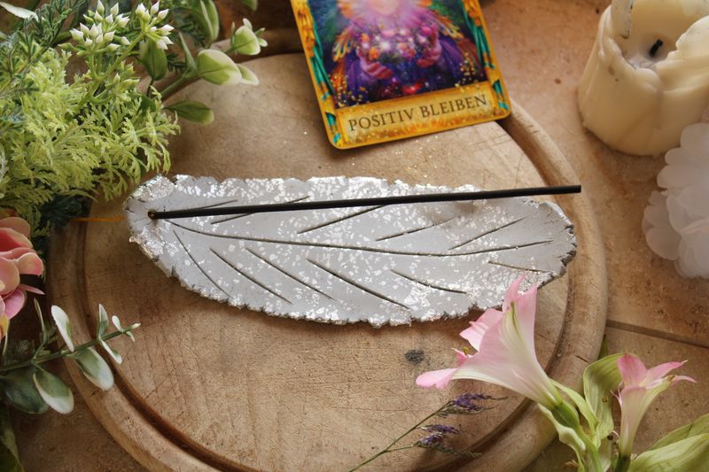 "Magische Feder"-Räucherstäbchenhalter (grau/silber)
